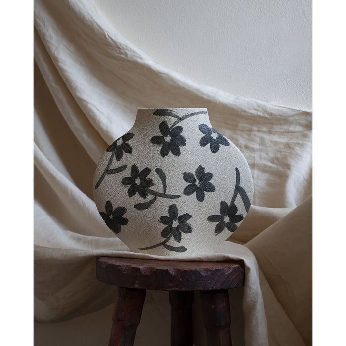Rankų darbo keramikinė vaza Flowers Pattern