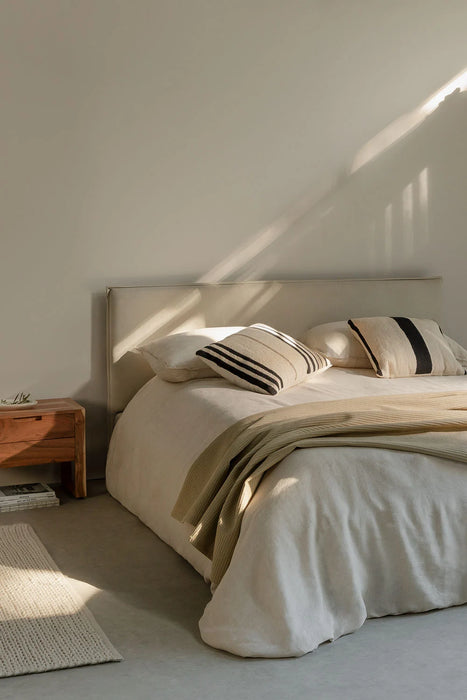 Lorea bed with bedding box