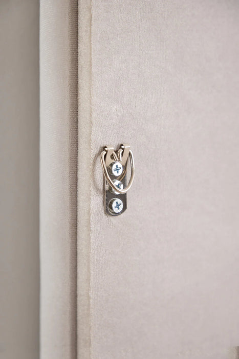 Oval wall mirror with velor finish Santes